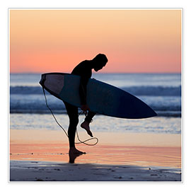 Poster  Silhouette of male surfer on the beach